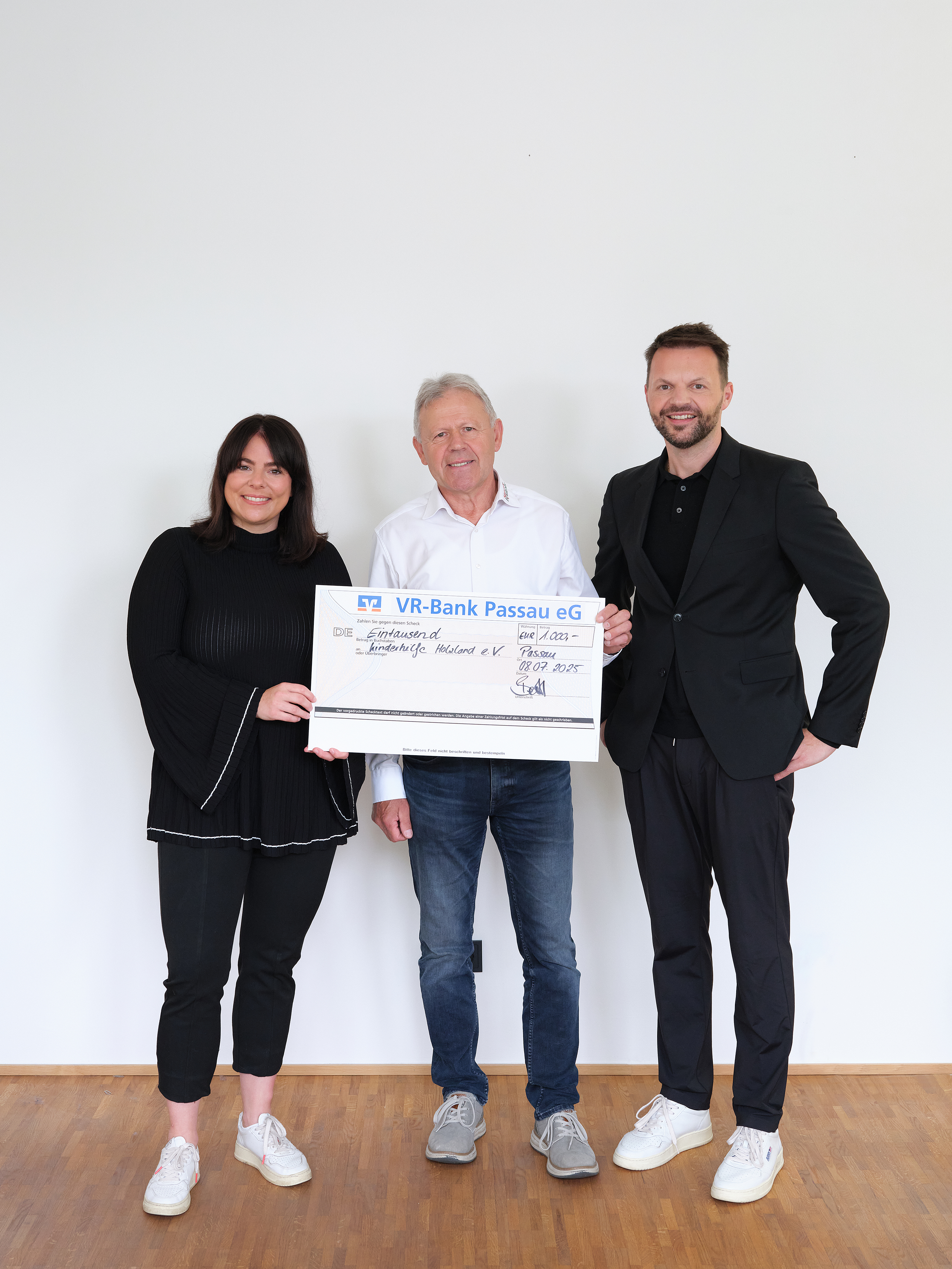 Regionale Unterstützung aus Überzeugung Treitlinger &amp; Kollegen GmbH spendet 1.000 Euro an Kinderhilfe Holzland  Die Treitlinger &amp; Kollegen GmbH Steuerberatungsgesellschaft leistet einen Beitrag zum sozialen Engagement: Mit einer Spende in Höhe von 1.000 Euro unterstützt das Unternehmen die Kinderhilfe Holzland. Die Organisation setzt sich ein für die, die es besonders schwer haben: Kinder mit kritischen Krankheiten oder Beeinträchtigungen nach Unfällen und Operationen, sowie für jene, die vernachlässigt, misshandelt oder armutsgefährdet sind. „Als regional verwurzeltes Unternehmen ist es uns ein besonderes Anliegen, dort zu helfen, wo Hilfe wirklich gebraucht wird“, erklärte die Geschäftsführung um Nina Bertl, Sabine Viemann und Florian Treitlinger. „Die Arbeit der Kinderhilfe Holzland knüpft bei den jüngsten Mitgliedern unserer Gesellschaft an und trägt maßgeblich zur Verbesserung deren Lebensqualität bei. Unser Beitrag dient dazu, betroffenen Familien direkte Unterstützung zukommen zu lassen, damit Entwicklungschancen erhalten bleiben. Die Spenden fließen vollständig in Form von anerkannten Hilfs- und Therapiemaßnahmen an die Betroffenen; die Organisation arbeitet dabei ehrenamtlich, transparent und verantwortungsvoll. Mit seiner Spende zeigt das Passauer Unternehmen sein soziales Verantwortungsbewusstsein und setzt ein Zeichen für unternehmerisches Engagement in der Region.  Foto (Manuel Kreuzer): (v. l.) Geschäftsführerin Nina Bertl, der 1.Vorstandsvorsitzende Peter Stuiber und Geschäftsführer Florian Treitlinger.