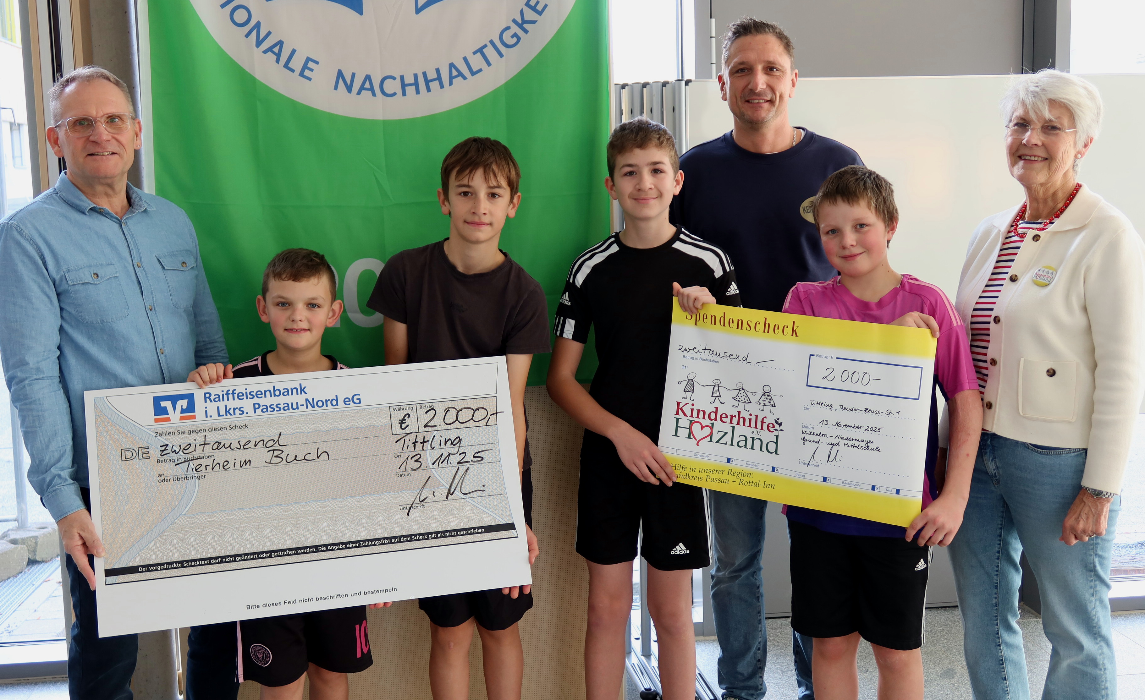 Sich bewegen, um etwas zu bewegen „  Gemeinsam stark: Tittlinger Schüler erlaufen über 8.000 Euro für den guten Zweck.  Spenden an die Kinderhilfe Holzland e.V. und das Tierheim Buch im Rahmen einer kleinen Feier übergeben.  Tittling. Bewegung, Gemeinschaft und ein großes Herz – all das zeigte sich beim Spendenlauf der Grund- und Mittelschule Tittling im Juli. Unter dem Motto „Laufen verbindet“ traten die Schülerinnen und Schüler an, um mit jeder gelaufenen Runde Gutes zu tun. Und das Ergebnis kann sich sehen lassen: Insgesamt kamen über 8.000 Euro zusammen.  Beschlossen wurde, den Erlös an drei Ziele zu verteilen: an die Kinderhilfe Holzland e.V., die sich für bedürftige und oft sprichwörtlich aus “heiteren Himmel” in Not geratene Kinder und Familien einsetzt, an das Tierheim Buch, das sich um verlassene und verletzte Tiere kümmert, sowie an die Schülerinnen und Schüler selbst – für Klassenfahrten und schulische Projekte, die das Gemeinschaftsgefühl weiter stärken sollen. Mit großem Eifer liefen die Kinder u