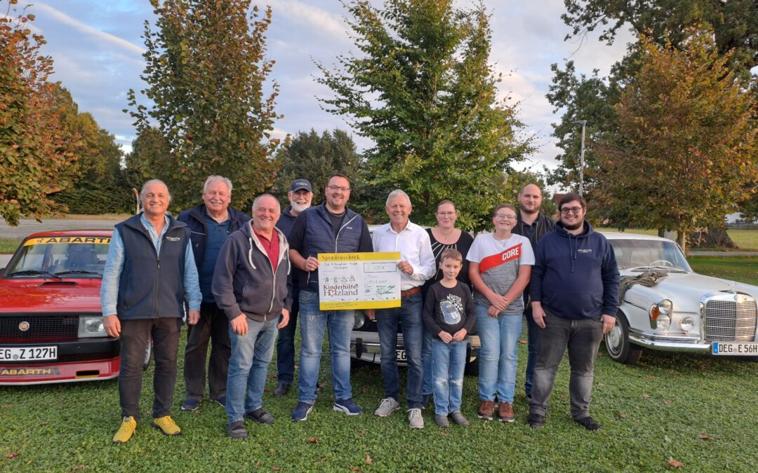 Old & Youngtimer Gruppe Ostbayern übergibt 5000€ an die Kinderhilfe Holzland